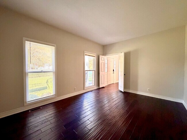 Building Photo - 1402 E Rhett Butler Rd