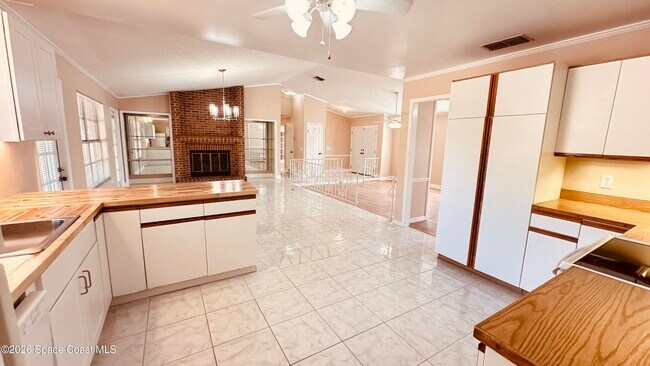 Building Photo - 301 Nesbitt St