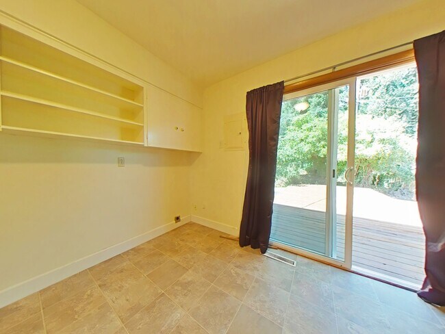 Building Photo - 4 Bedroom House ~ Close to Campus