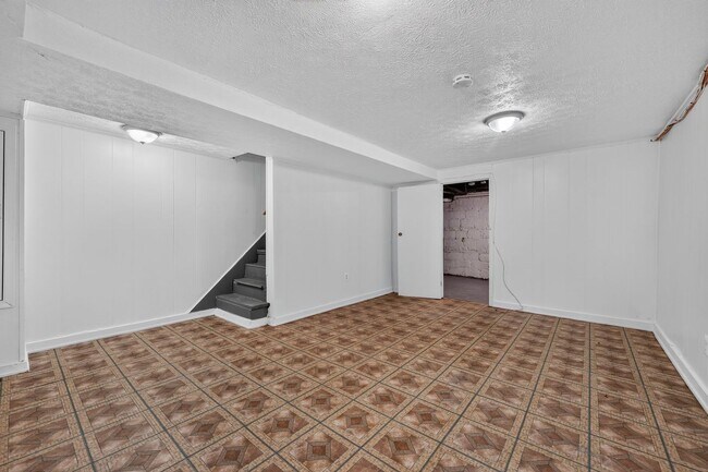 Building Photo - Large 4BR Row House with Basement