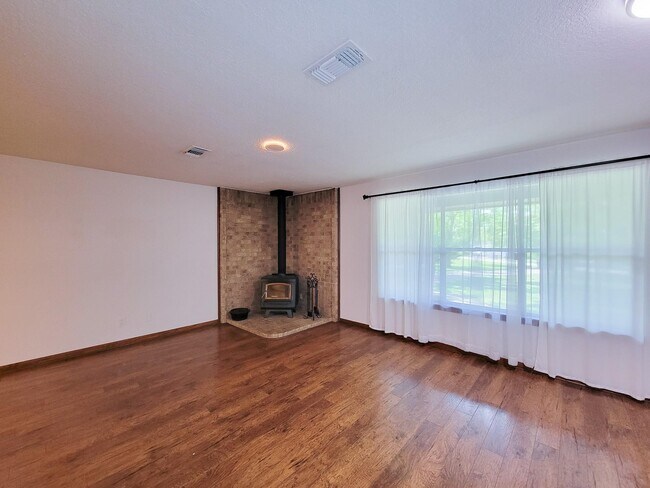 Building Photo - 10282 Valley Dr S