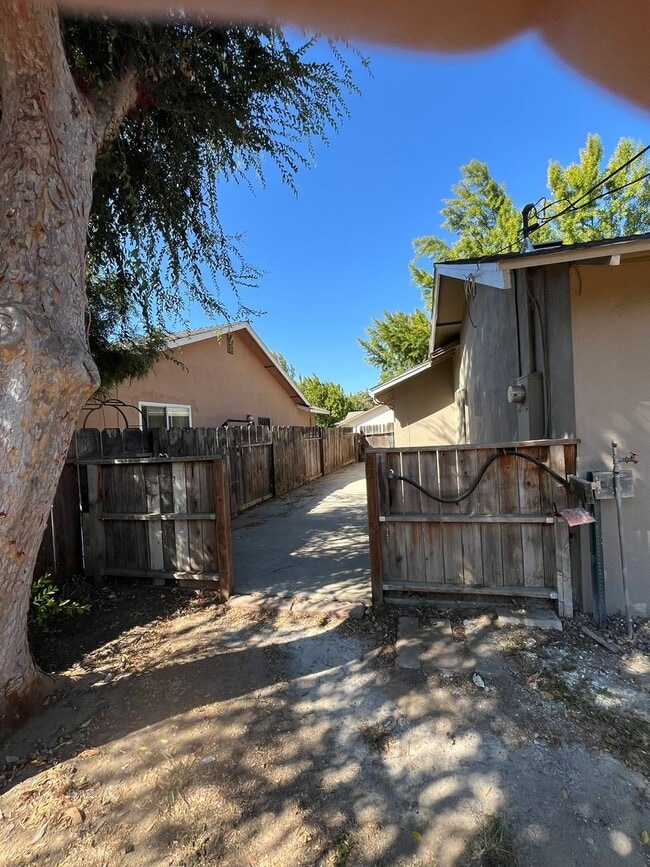 Building Photo - 304 Tennyson Dr