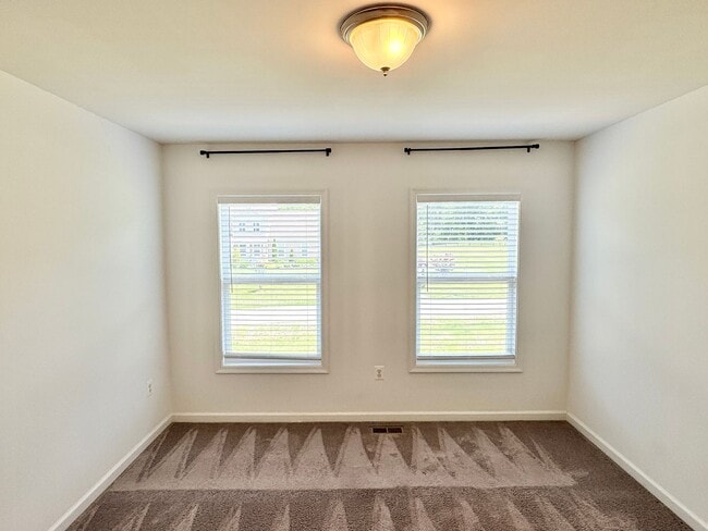 Building Photo - CLOSE TO BROOKE POINT VRE - LARGE ACREAGE HOME - STAFFORD- BASEMENT KITCHENETTE