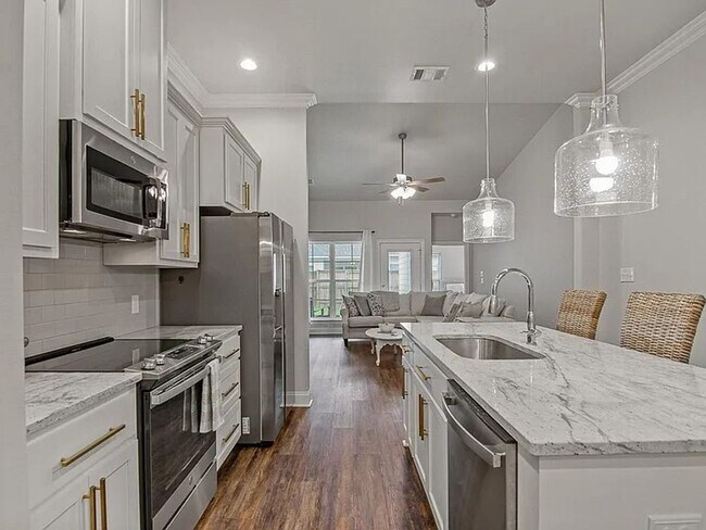 Building Photo - Elegant Furnished Townhouse in StoneLake V...
