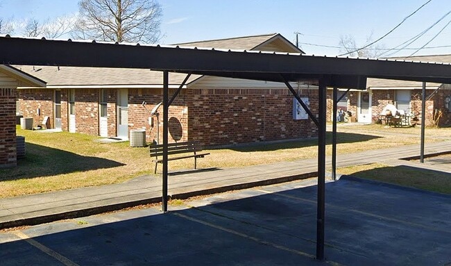 Building Photo - 425 Memorial Dr