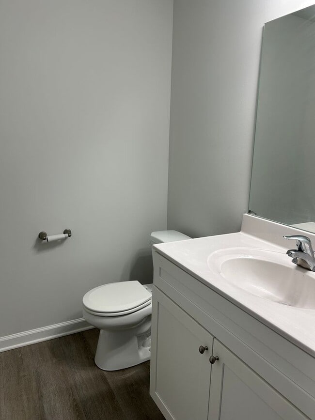 Building Photo - Like new 3 bedroom 2.5 bath townhouse