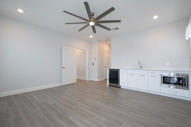 Building Photo - 6665 Bridgman St
