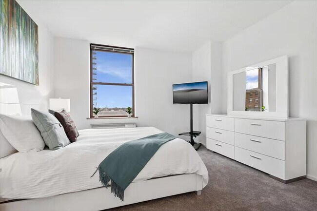 Building Photo - 330 River St