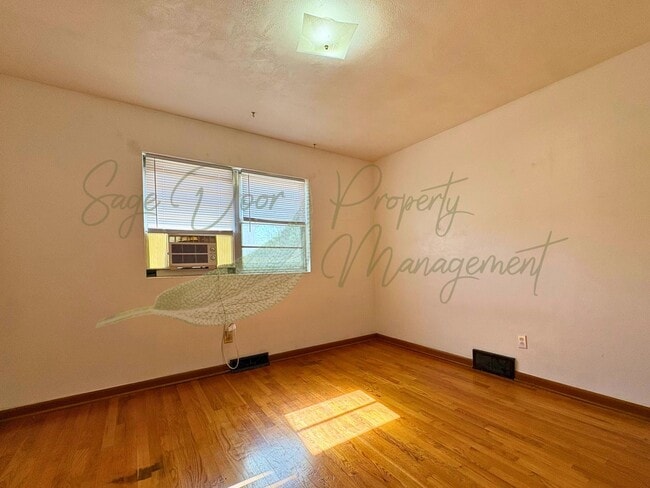 Building Photo - 522 E Short Ave