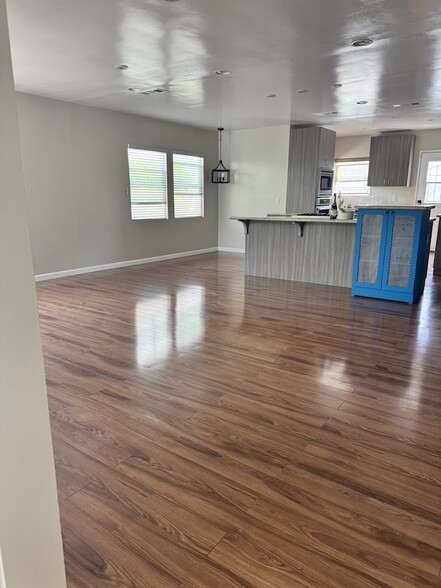 Living and Island - 4223 La Salle Ave