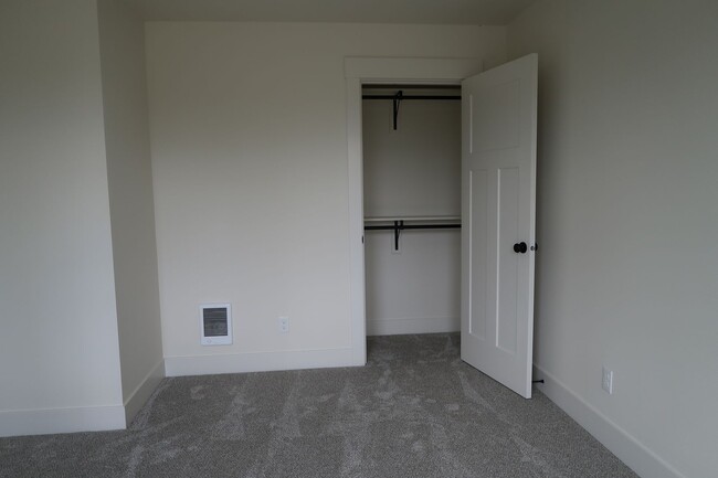Building Photo - Seven Oaks Luxury Duplexes - New, Light, Bright, and Spacious!!