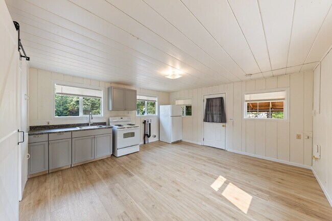 Building Photo - Charming 1 bedroom Cottage