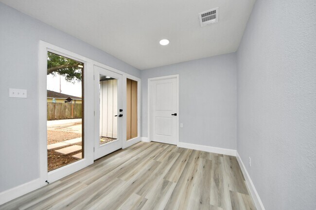 Building Photo - 9406 Vickijohn Dr