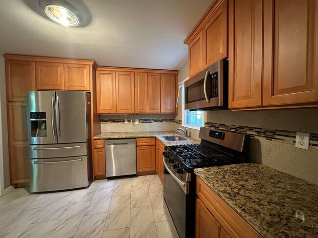 Building Photo - Charming 3 Bed with 2 Baths