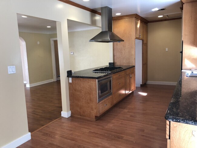 Building Photo - 507 E Cypress St