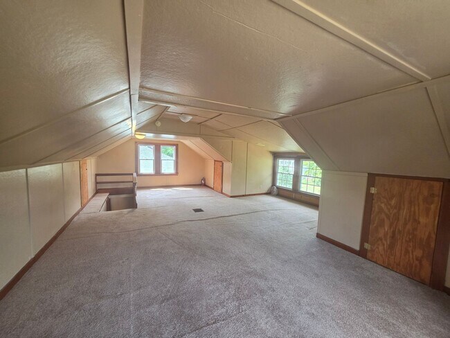 Building Photo - Kent Ohio 2 Bedroom 1.5 Bath 2 Bonus Rooms.