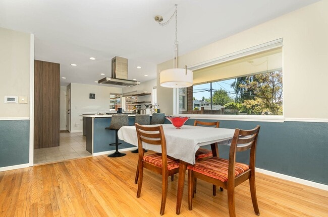 Building Photo - 3Bd/2.75Ba Seattle House