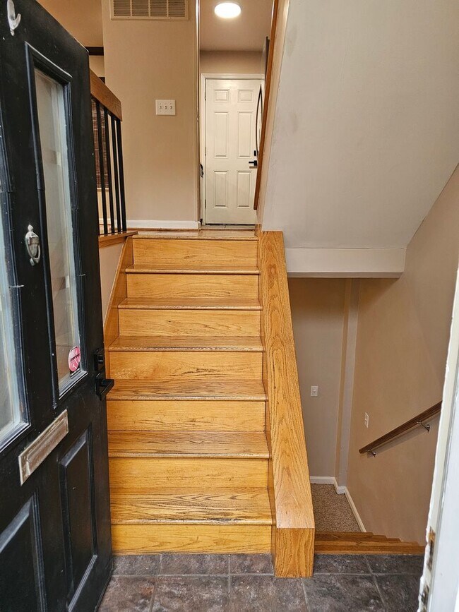 Building Photo - Wonderfully Remodeled Tri Level 3BR/2BTH Soulard Townhouse