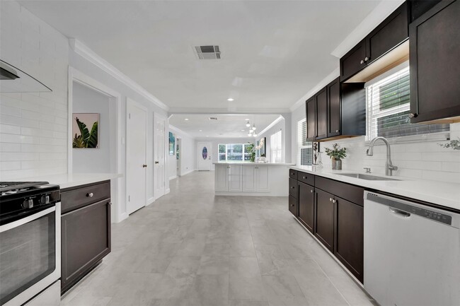 Building Photo - 2610 W Holcombe Blvd