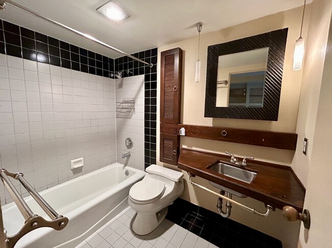 Building Photo - Capitol Hill Condo