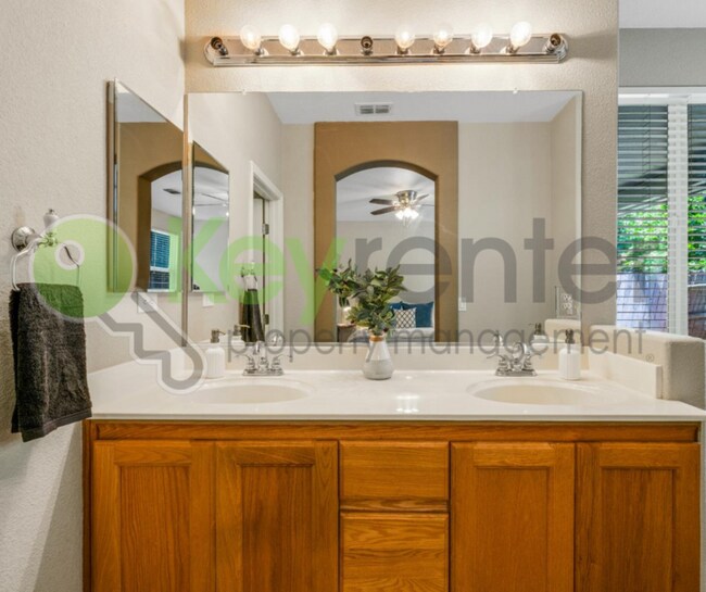 Building Photo - 209 Needle Ct