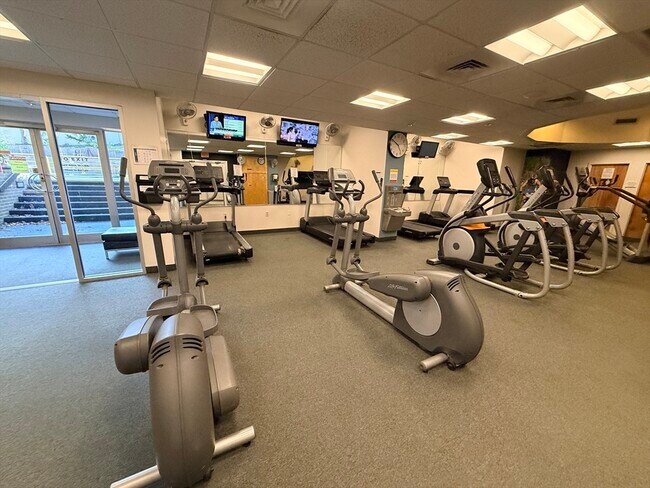 Building Photo - 77 Pond Ave