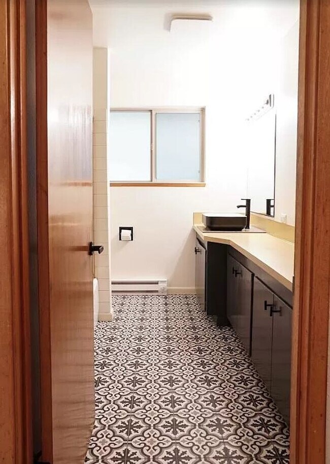 Building Photo - Large 4 Bed, 2 Bath House Available For Rent*