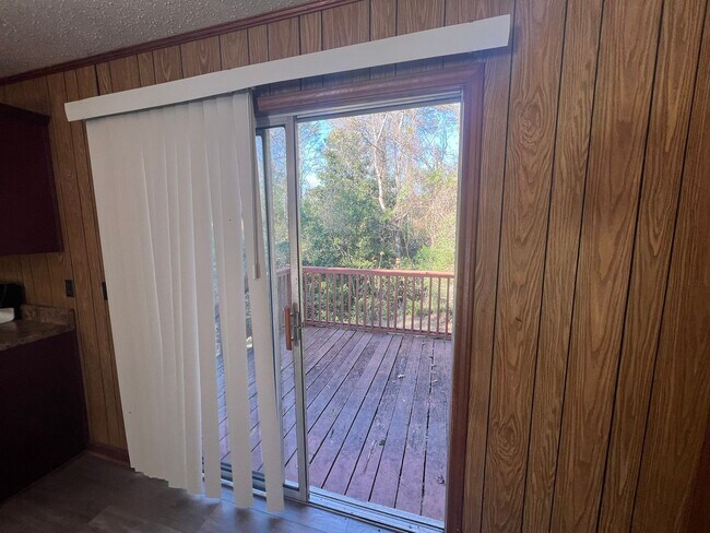 Building Photo - 3 bedroom 1 bathroom home in Colonial Hills