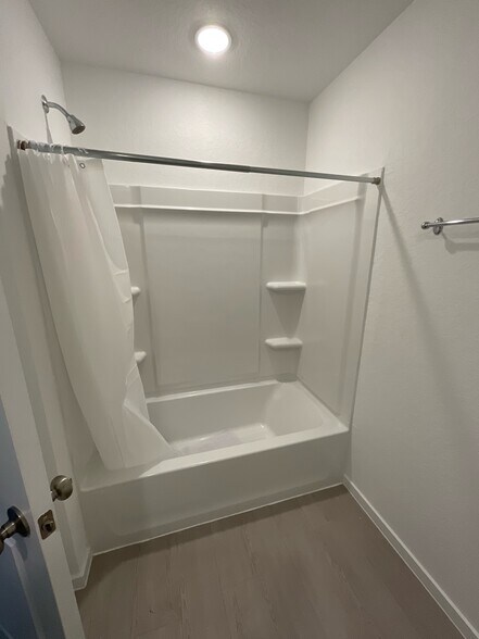 Second Floor Bathroom - 259 Ottawa Way