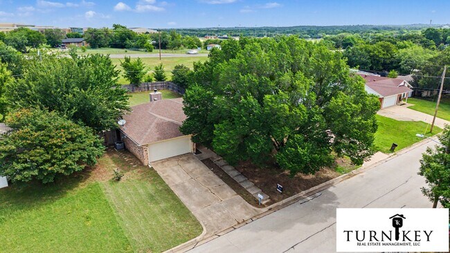 Building Photo - 913 Springhill Dr