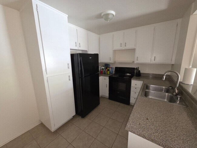 Building Photo - Spacious 2 Bedroom 2 Bath Upstairs Condominium
