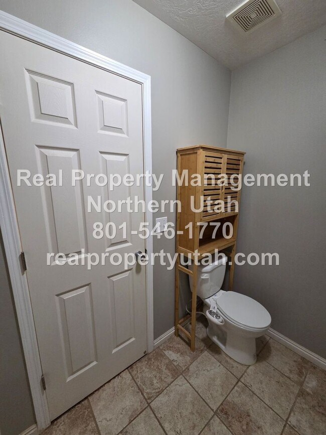 Building Photo - Top Floor 2 Bed 2 Bath Clearfield Condo Available!