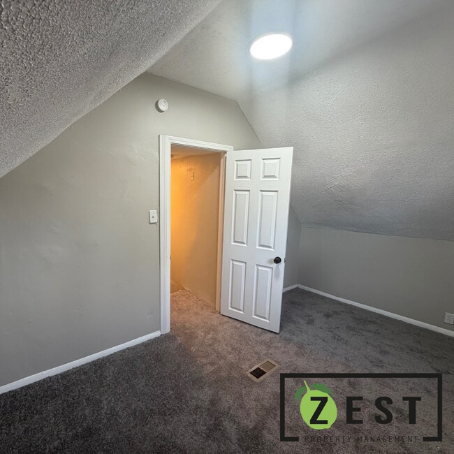 Building Photo - OPEN HOUSE- 4/4! 2PM-230PM! 2 BED + BONUS ROOM! 1 BATH HOME!