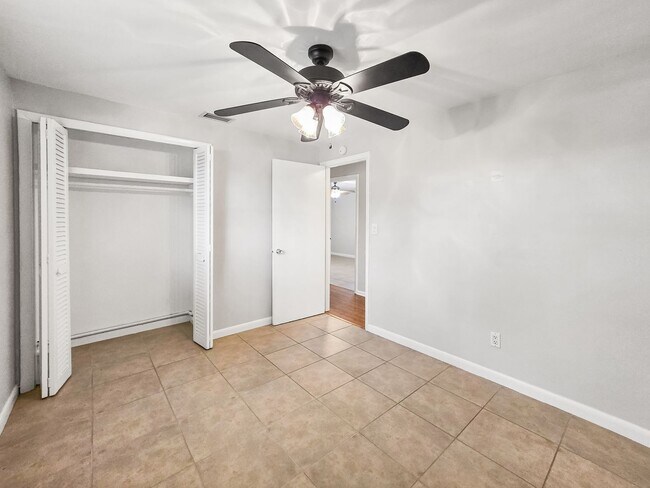Building Photo - 1189 Royal Palm Dr