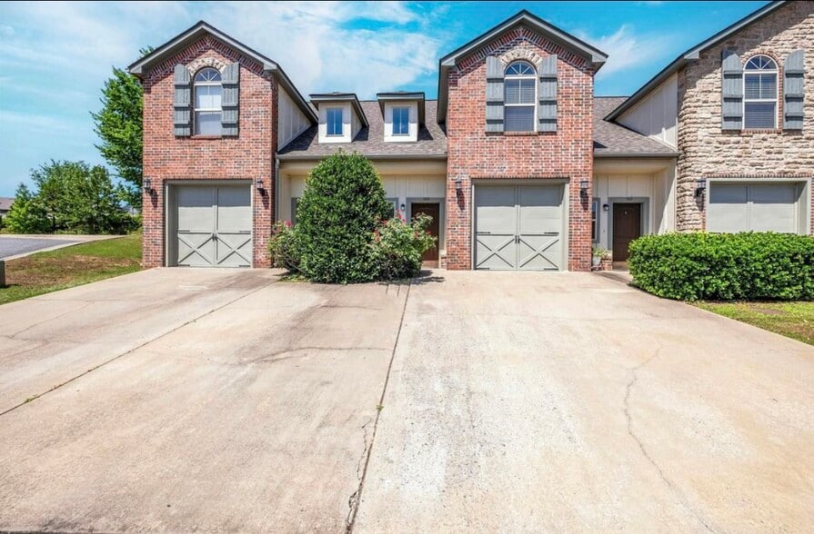 Building Photo - 102 Venezia Ln
