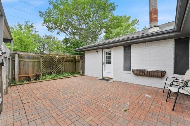 Building Photo - 1031 Rose Cir