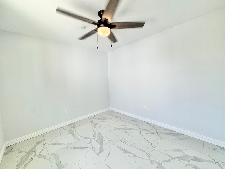 Building Photo - 515-518 3/4 N Mariposa Ave