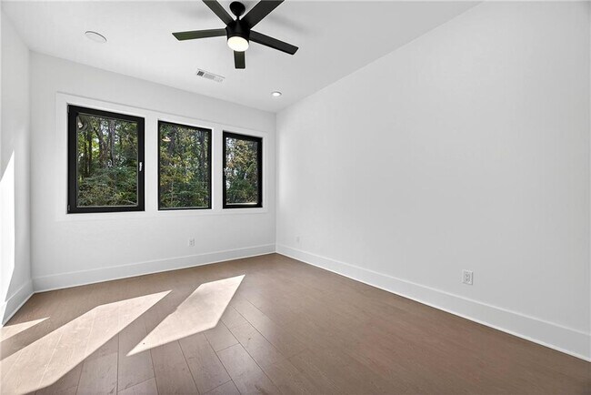 Building Photo - 127 Deer Cyn Dr