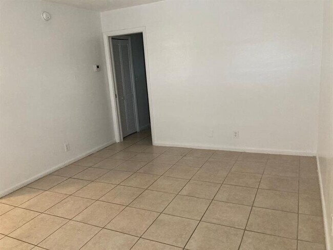 Building Photo - 466 Sunshine Dr