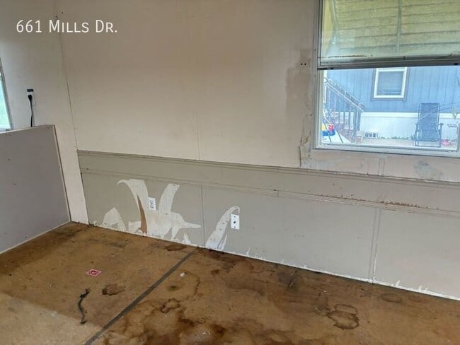 Building Photo - 661 W Mills Dr