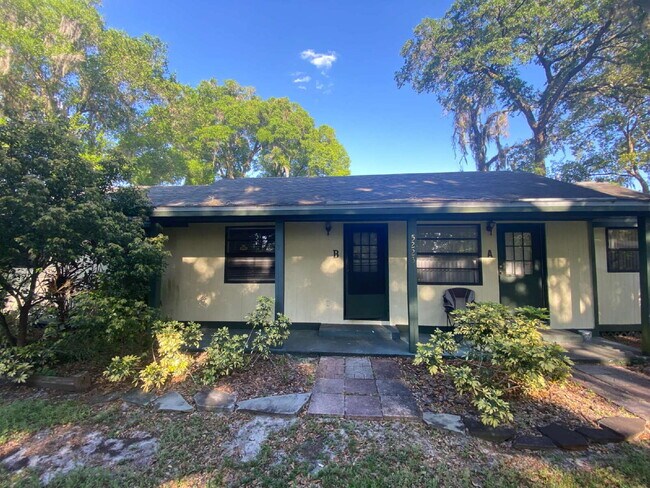 Building Photo - "Charming 1-Bedroom Retreat with Full Bath...