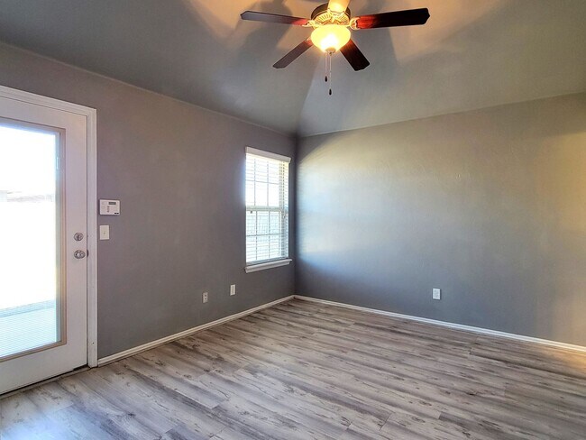 Building Photo - Introducing a charming 3-bedroom, 2-bathroom house located in the desirable area of Edmond, OK.