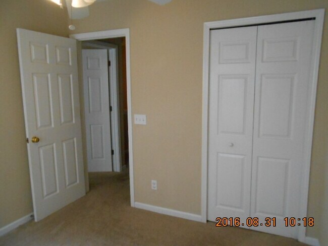 Building Photo - Renovated Three Bedroom Townhome in Townes of Buckwalter