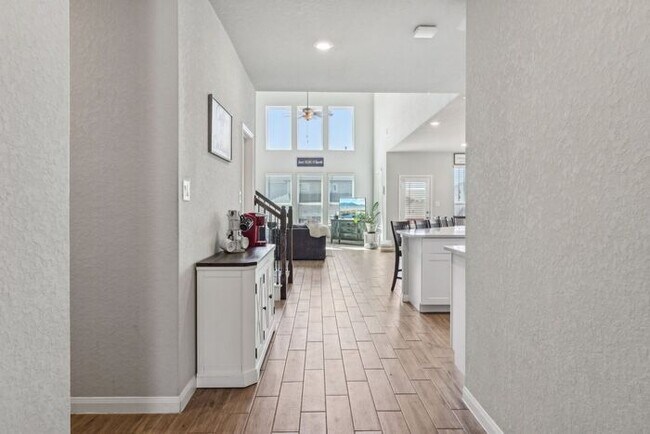 Building Photo - Spacious 1.5 Story Home with a Versatile F...