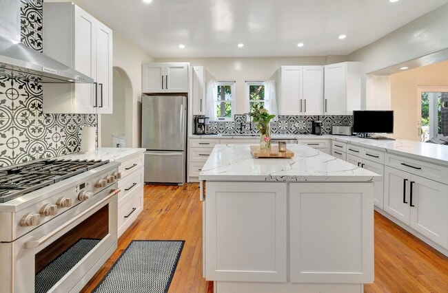 Building Photo - Luxury Bayside Living in Loma Portal with 5 bedrooms & 3 baths!