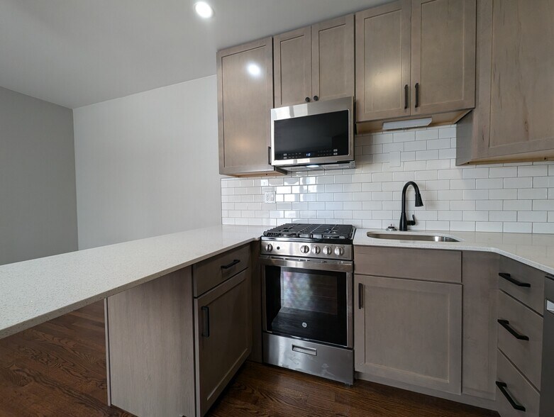 Building Photo - 524 W Oakdale Ave