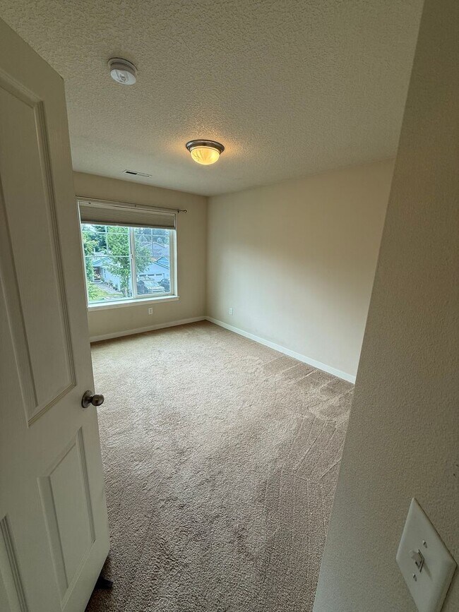 Building Photo - Gorgeous 4Bd/2.5Ba Craftsman Home in East Vancouver!
