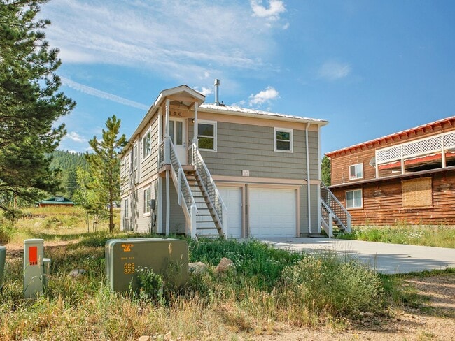 Building Photo - 4 Bedroom, 2 bath home with 2 car garage