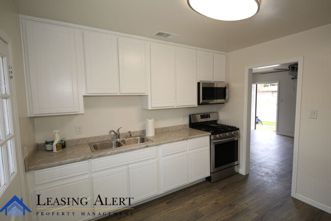 Building Photo - 700 S Kalisher St