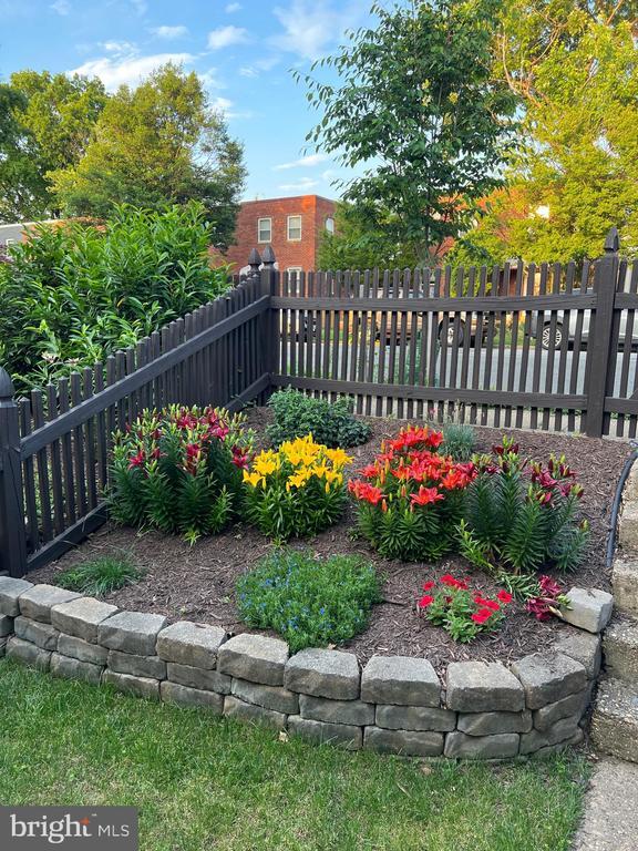 Building Photo - 629 S Henry St